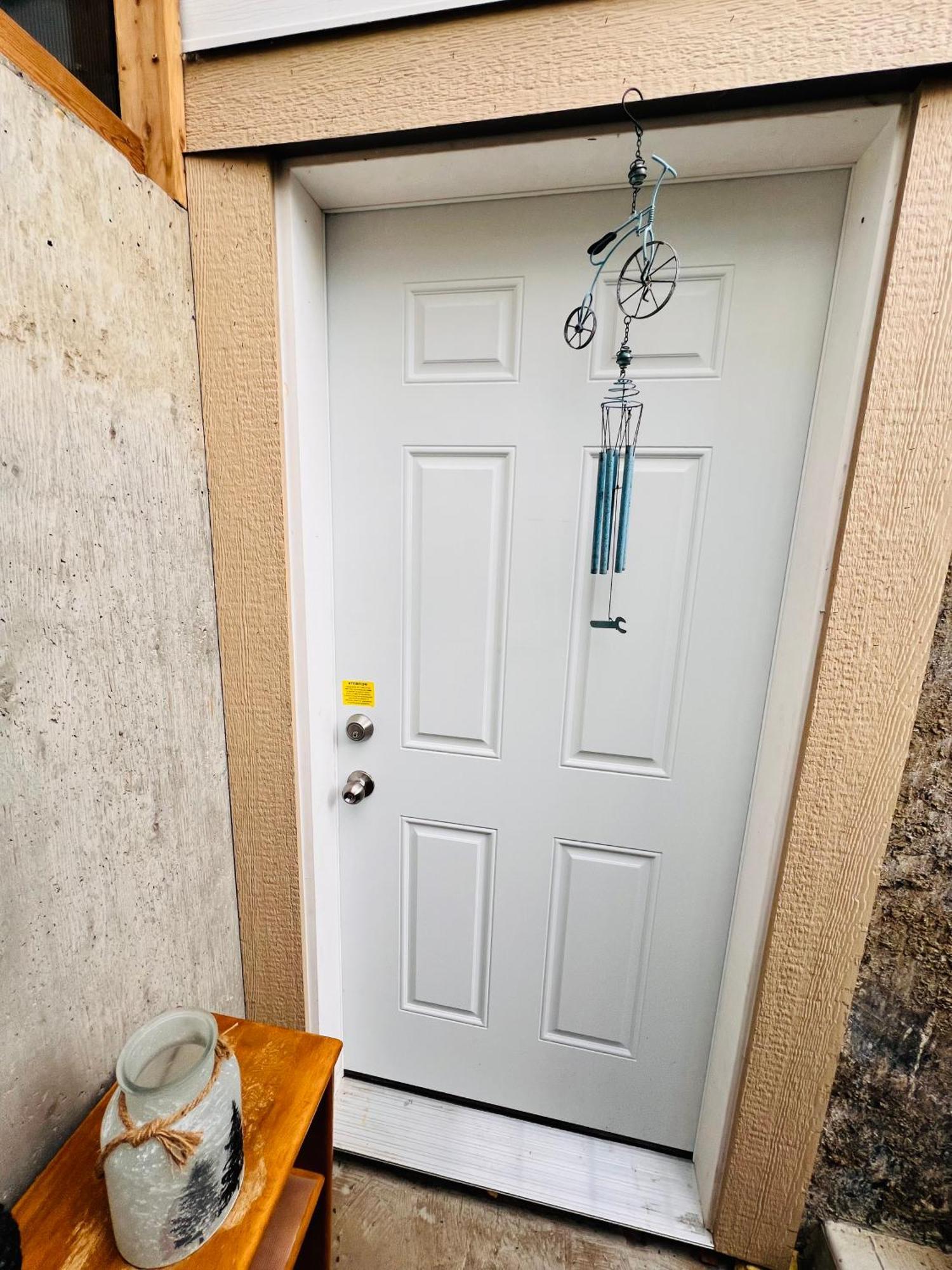 A Classic Homely Basement Suite! Chestermere Bagian luar foto