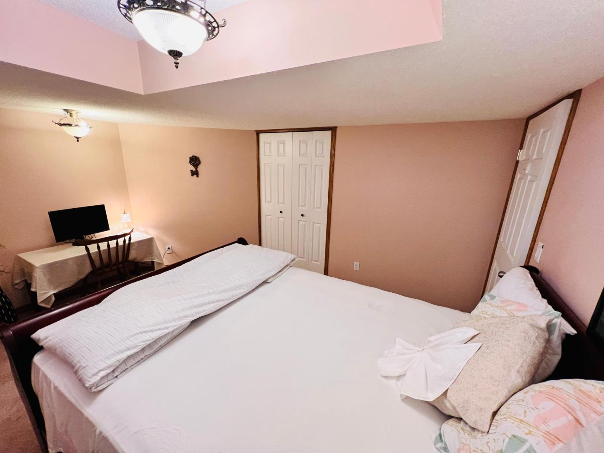 A Classic Homely Basement Suite! Chestermere Bagian luar foto