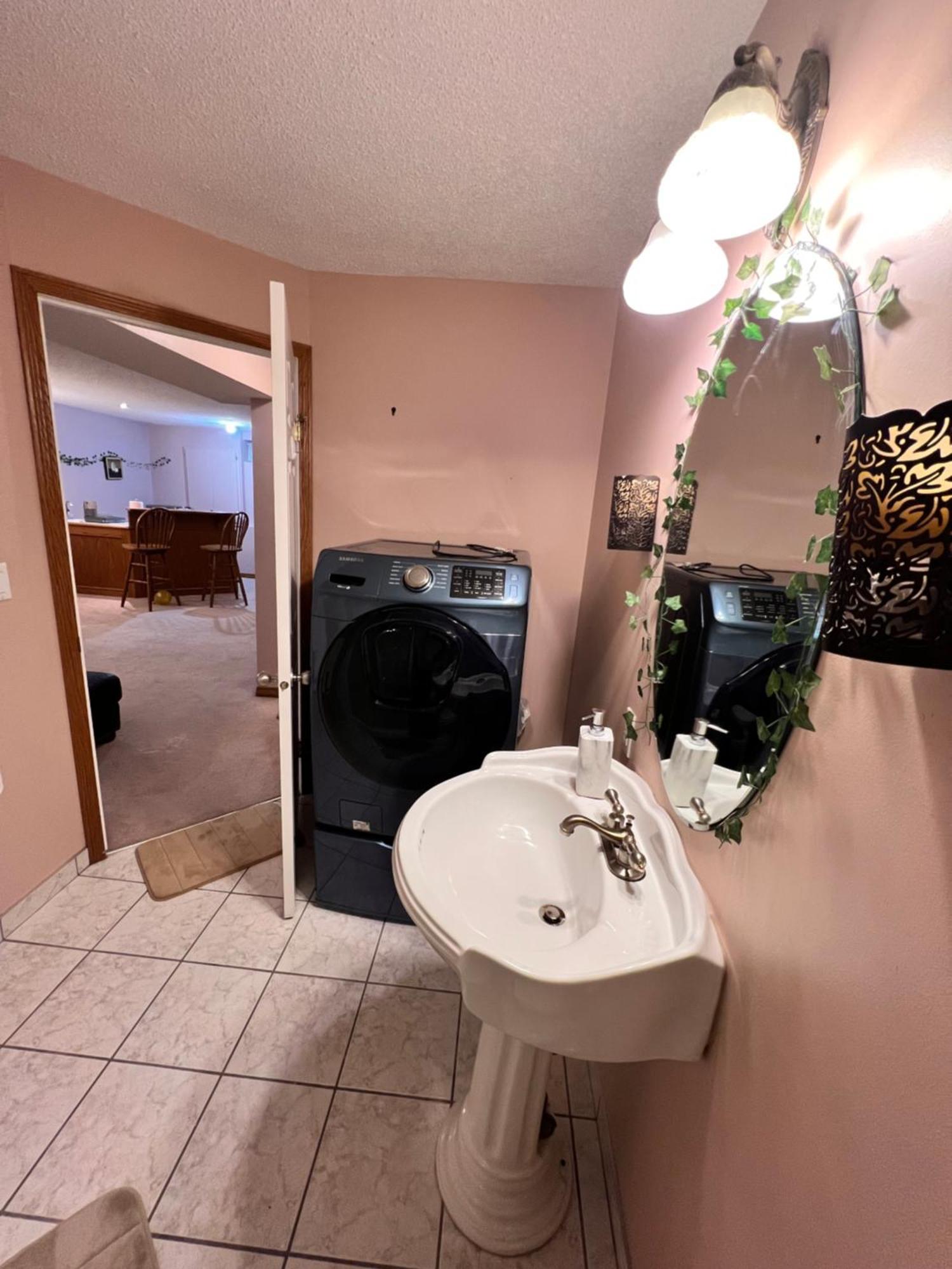 A Classic Homely Basement Suite! Chestermere Bagian luar foto